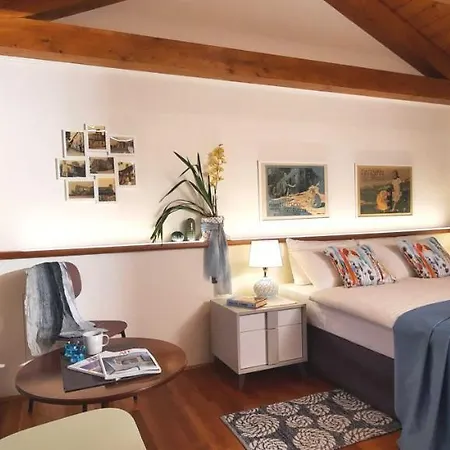 B81 Di Strain Neva ゲストハウス *