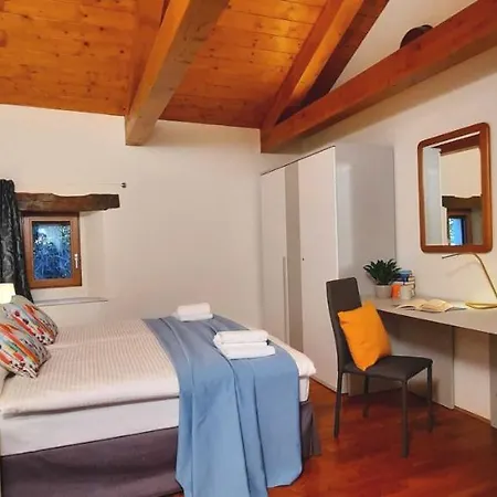 B81 Di Strain Neva ゲストハウス