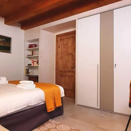 B81 Di Strain Neva ゲストハウス